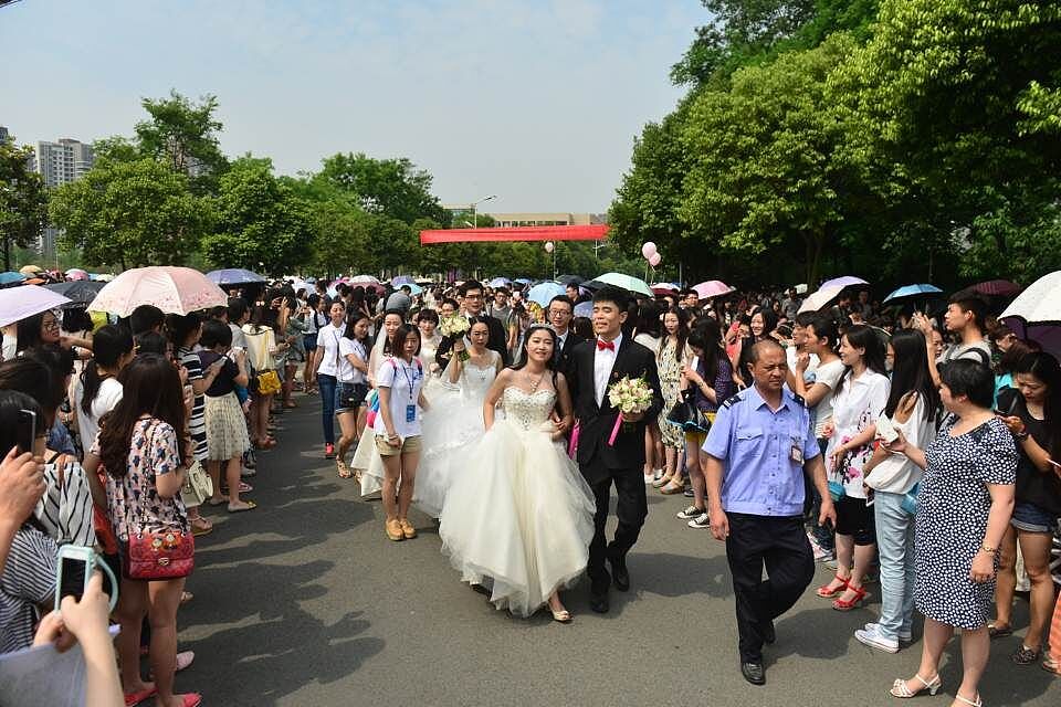 基督徒婚姻祝福语：愿上帝的恩典伴随你们的爱情
