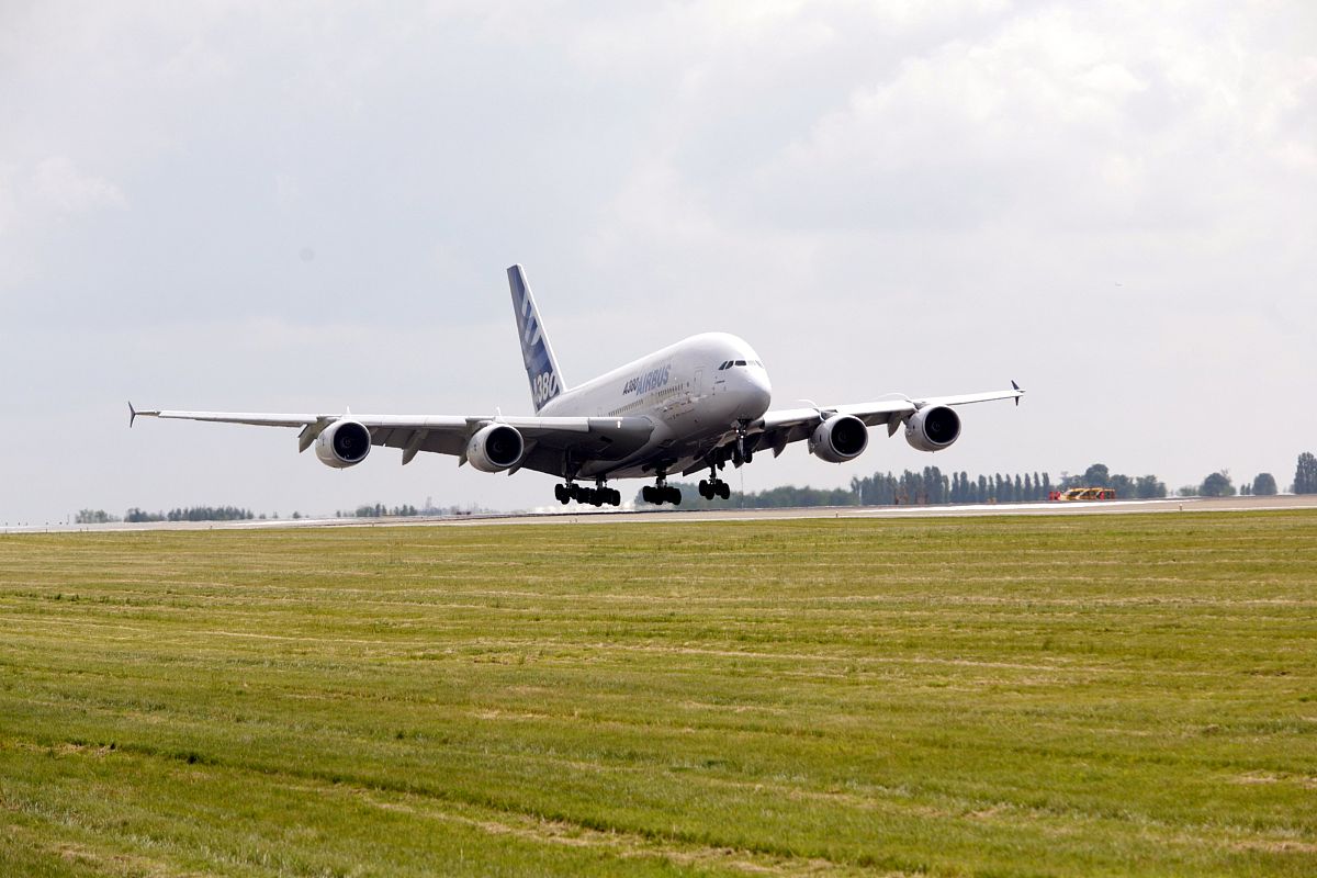 2007年6月1日,有4个引擎,双层甲板的世界最大客机——空客a380首降法