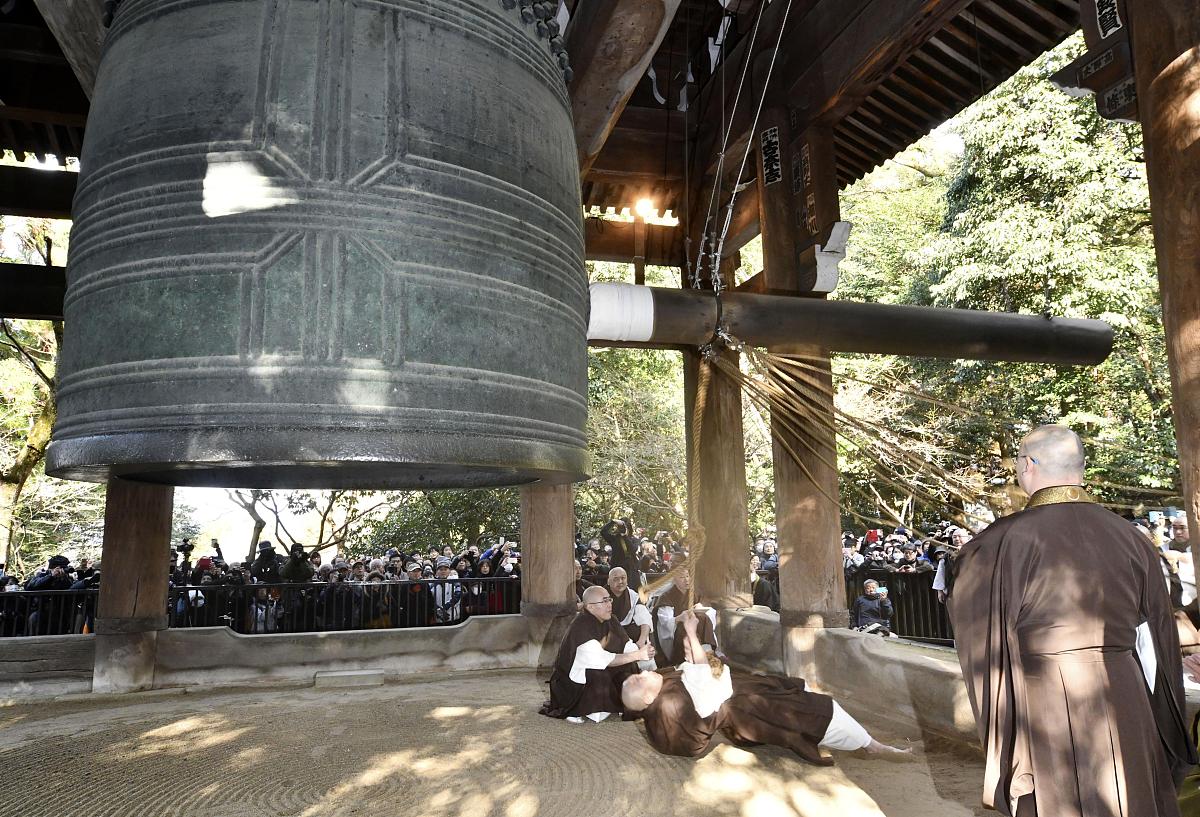 当地时间2018年12月27日,日本京都,知恩院的僧侣们为新年前夕的敲钟仪