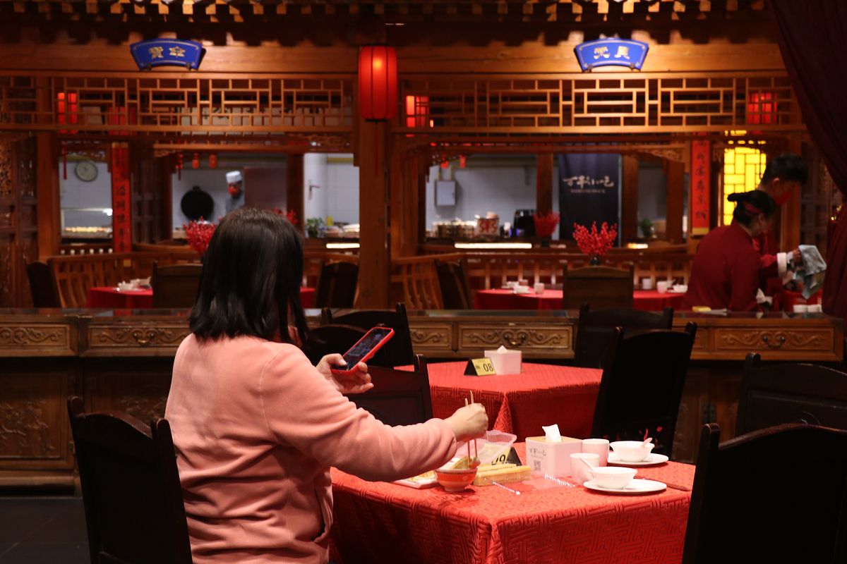 请写几个传统中餐厅的经营40年短文