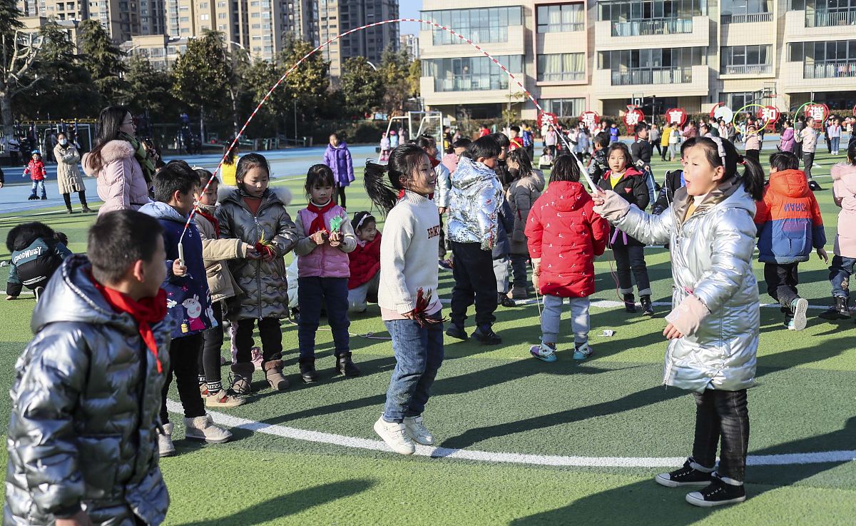 学校操场上出现了诡异的现象。由课桌和椅子拼成了一个数字9