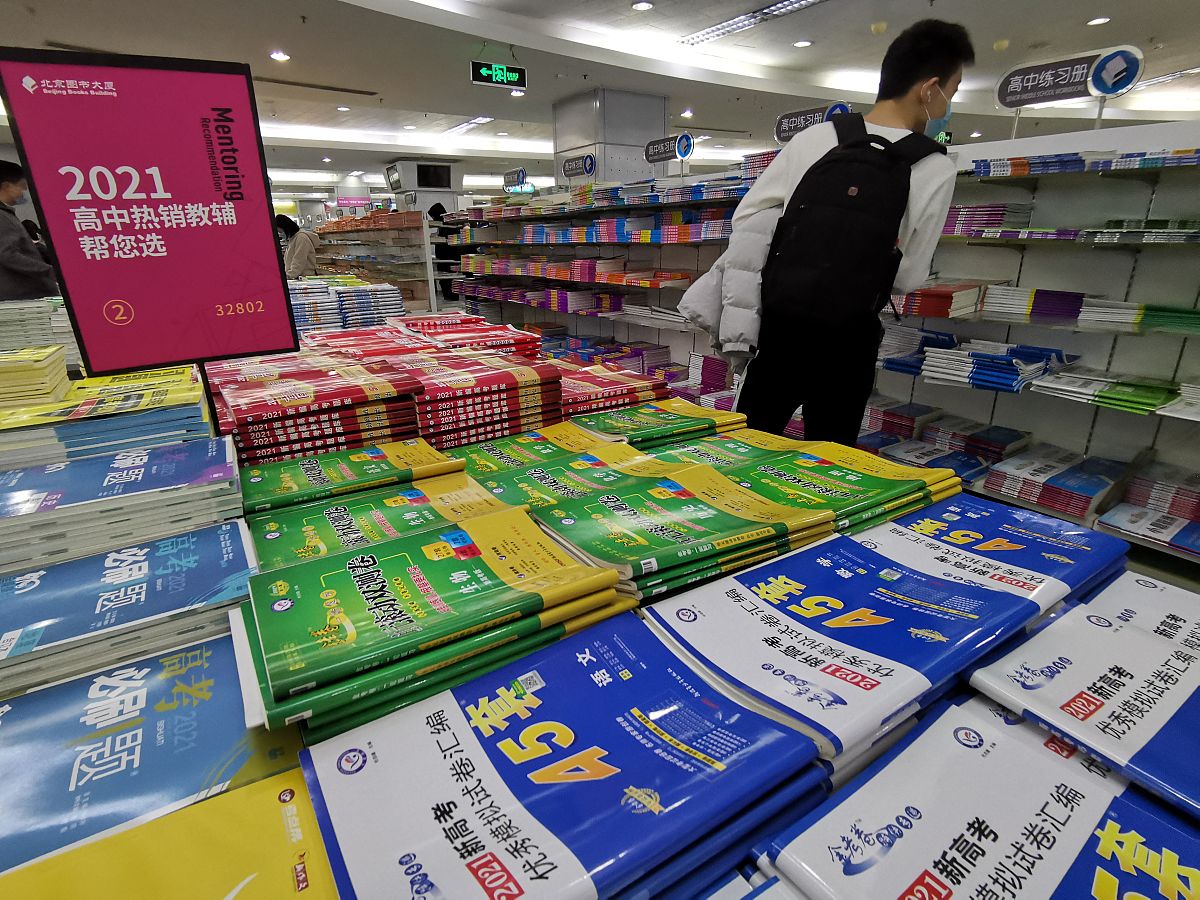 在商店卖口香糖的货柜里放入一盒避孕套会发生什么？