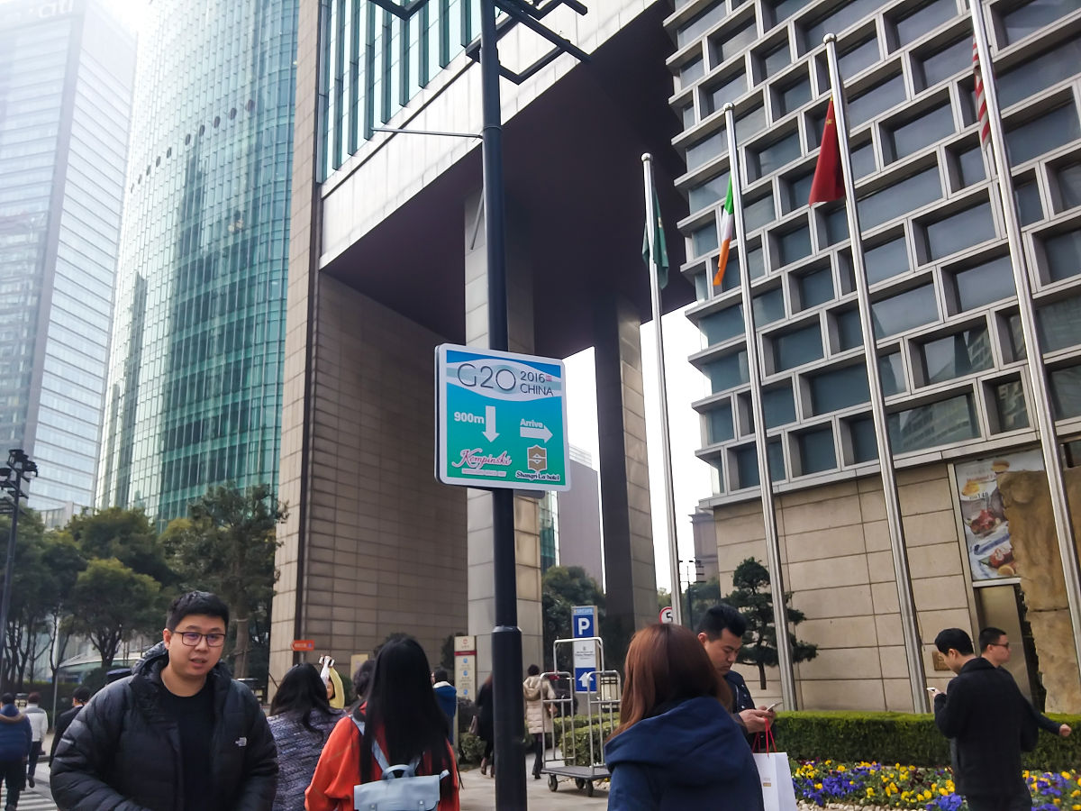 2016年02月25日,上海,当日中午时分,浦东陆家嘴香格里拉大酒店前人流
