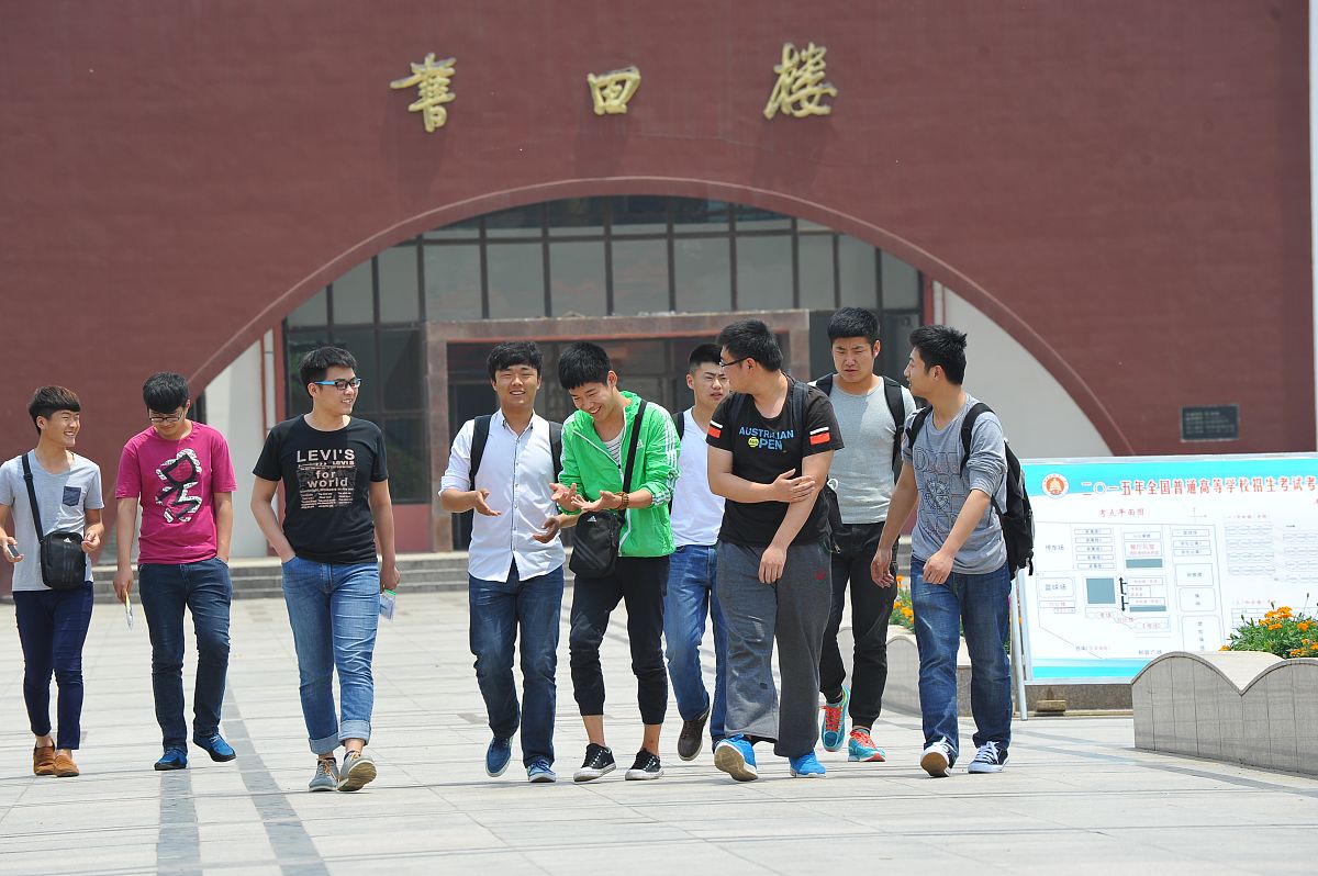 河南理工大学体育学院的一名学生请你写一篇自我介绍