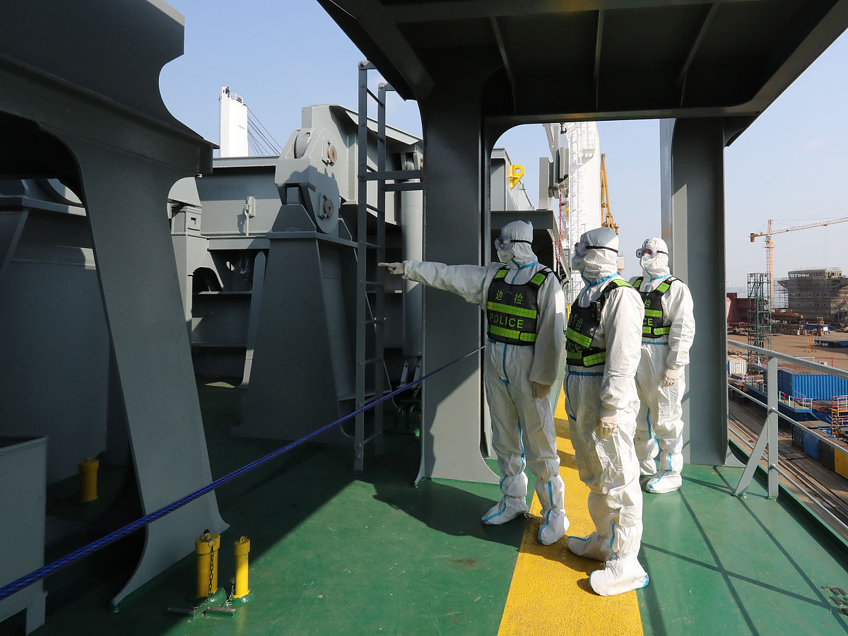 船壳和甲板清理工作进展更新：预计明天早上完成