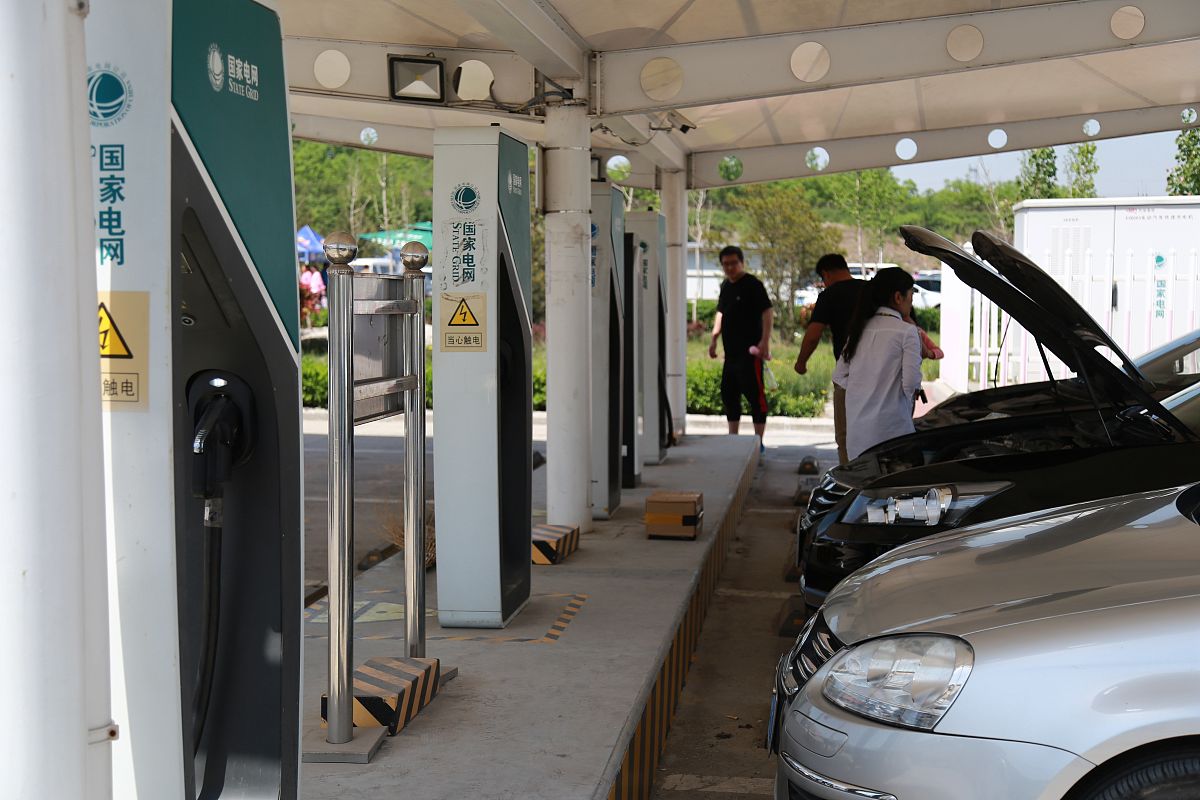 简化一下：近日位于七州世纪园的小区存在着严重的消防安全问题同时也缺乏停车位和充电桩。居民为了充电不得不在外墙上乱拉电线给小区带来了很大的安全隐患。此外小区内也没有消防通道一旦发生火灾居民的生命和财产将受到严重威胁。据了解中江文荟苑与七州世纪园小区之间有一条荒废的空地只要拆掉一道墙就可以建立消防通道、停车位和充电桩。因此居民们希望有关部门能够关注他们小区的困境协助解决这些问题保障居民的生命财产安全和