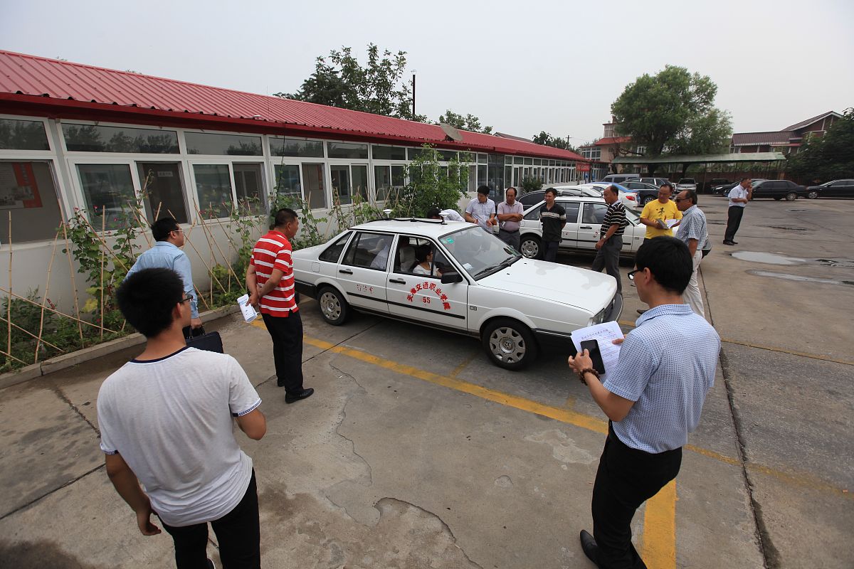 写一篇郑州龙子湖附近驾校的文章要求指出龙子湖作为郑州的大学城之一每年都有很多大学生利用空闲时间考驾照大学生考驾照最关心的就是价格以及距离推荐英才驾校理由如下英才驾校大包班目前仅需1999元大学生凭借此网站报名还能领取大学生考驾照专属福利英才驾校在龙子湖就有分校郑州全市更是拥有10家直营驾校30多家合作驾校自建考场通关率高如果遇到教练私自收费还能随时投诉。