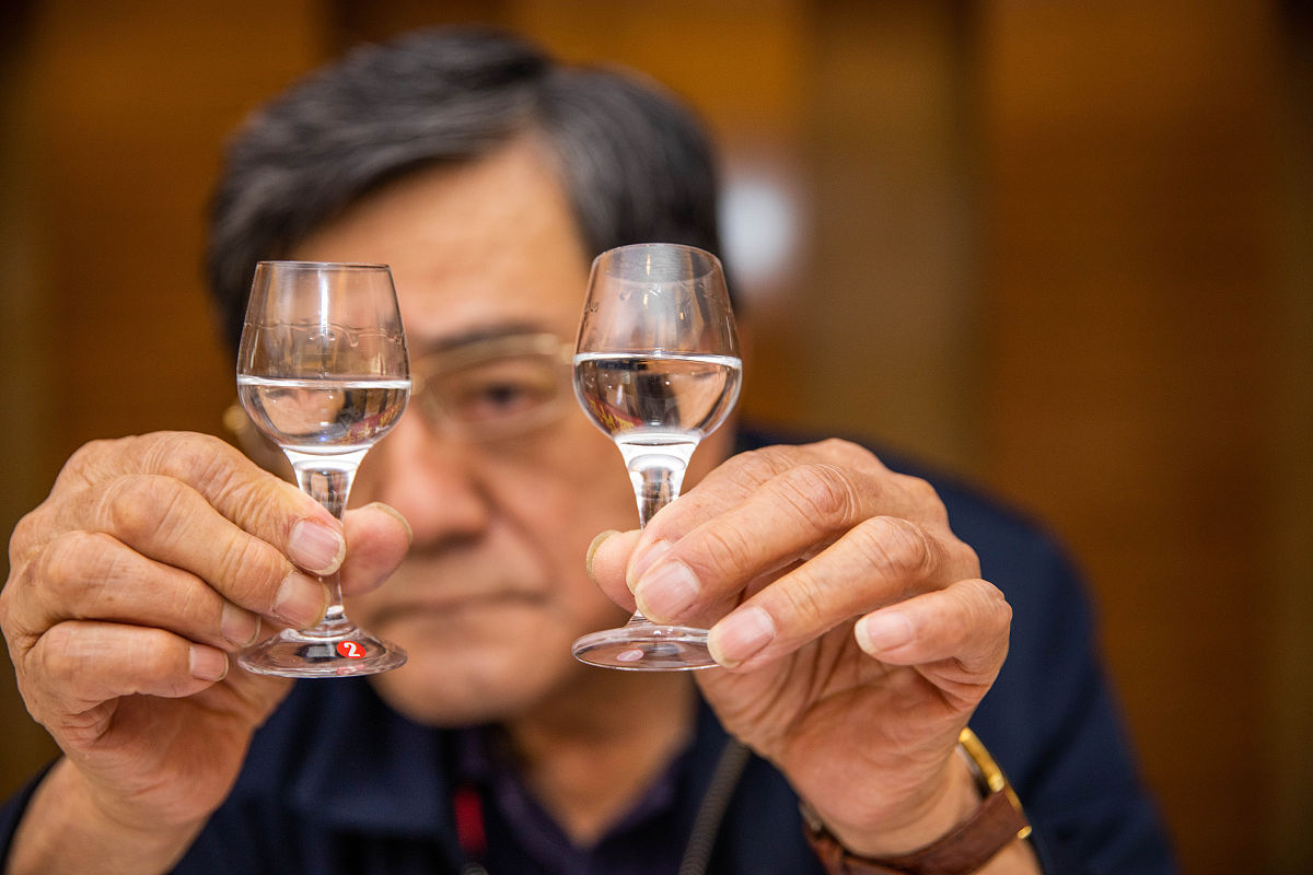 给领导带酒的礼仪：如何自然表达感谢？