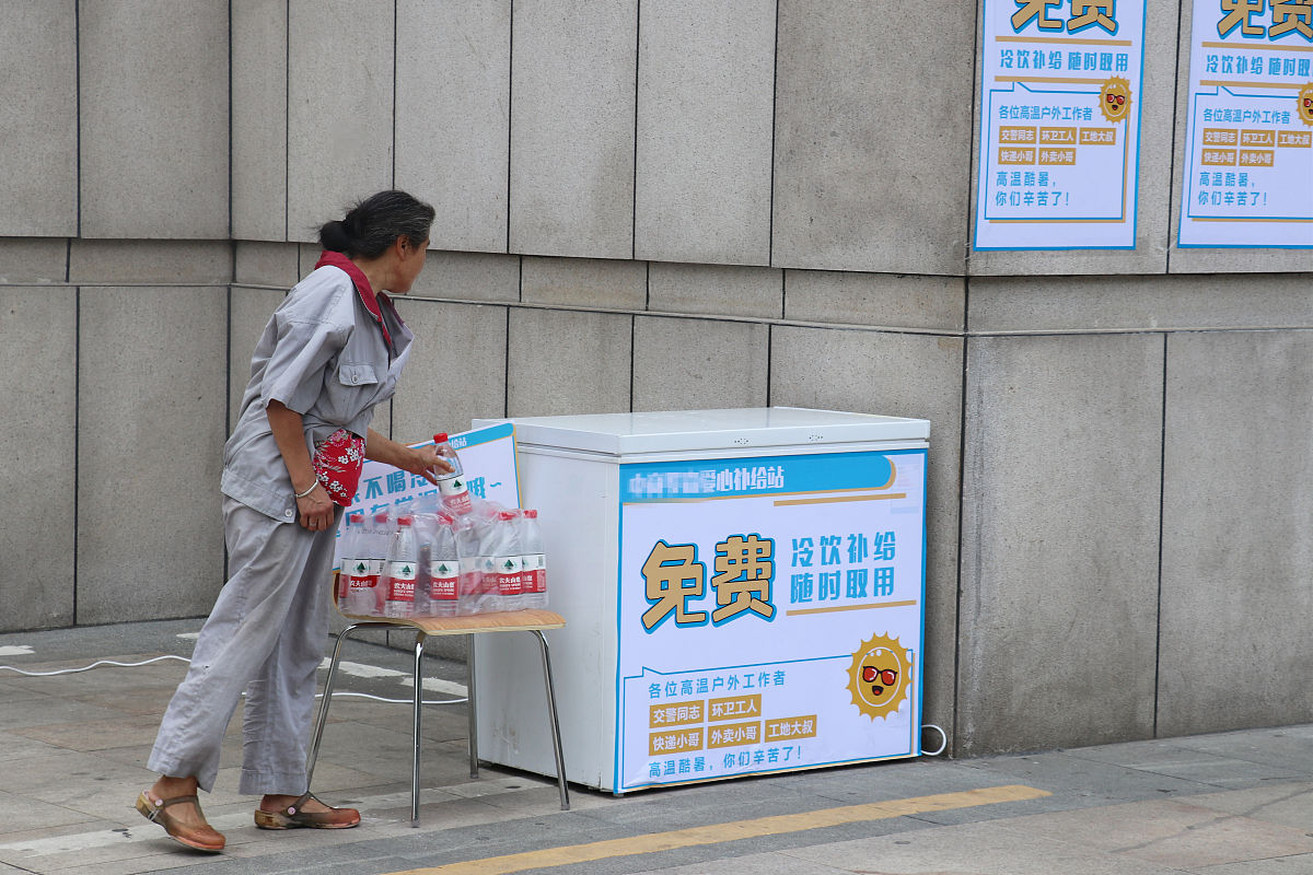 10条回复：	进货式取水取完还不关冰柜门！无人冰柜遭遇尴尬