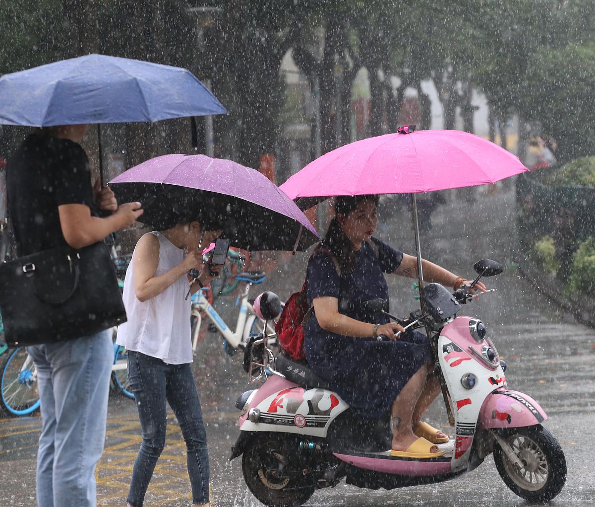 请提供5款封闭式的可以遮风挡雨的摩托车