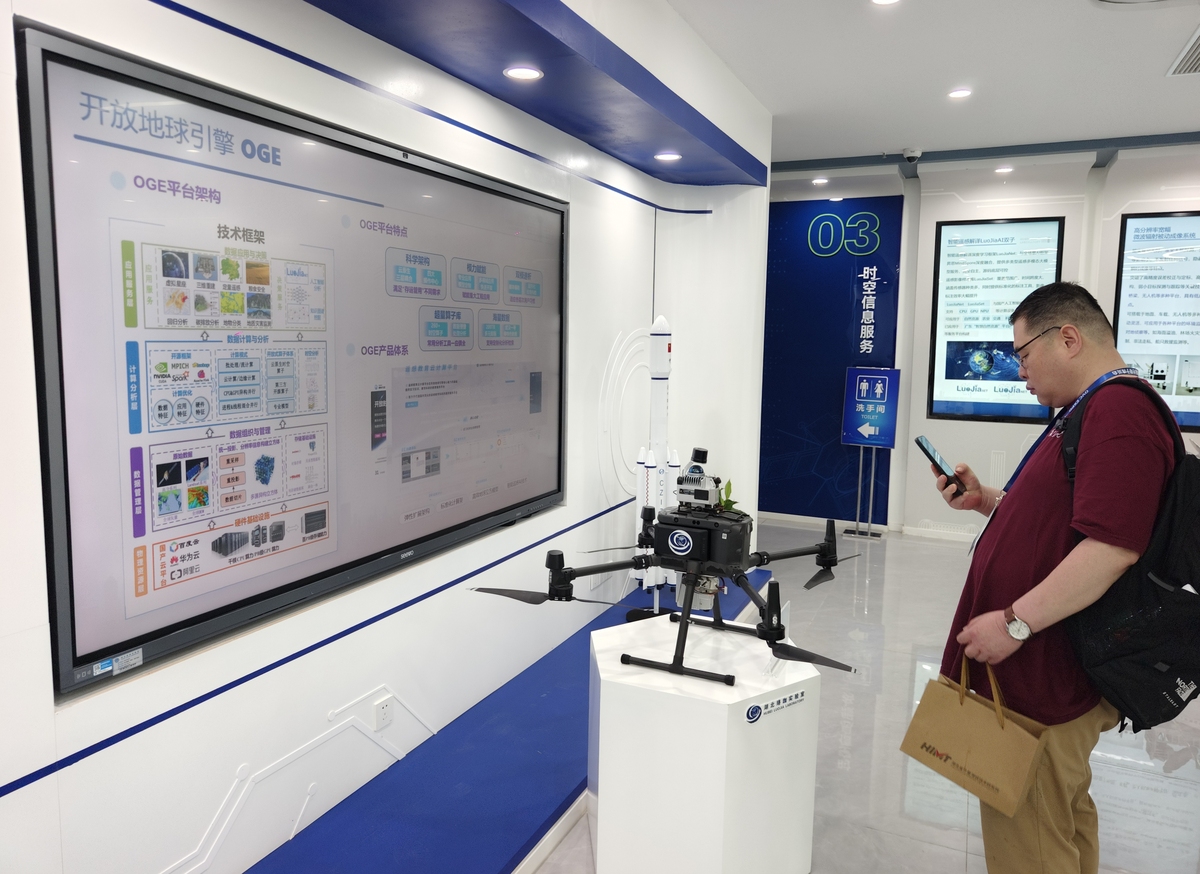 智慧医疗和智慧交通内容为课题建设大学二年级的挑战性实验课程请写一个课程方案