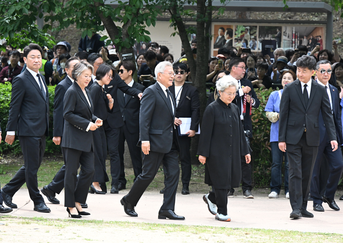 日本90名国会议员集体参拜靖国神社