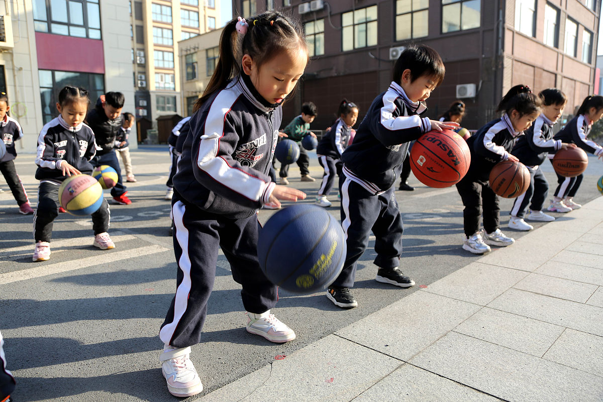 躲避球的诅咒：体育社团成员敦志变身女生的奇幻故事