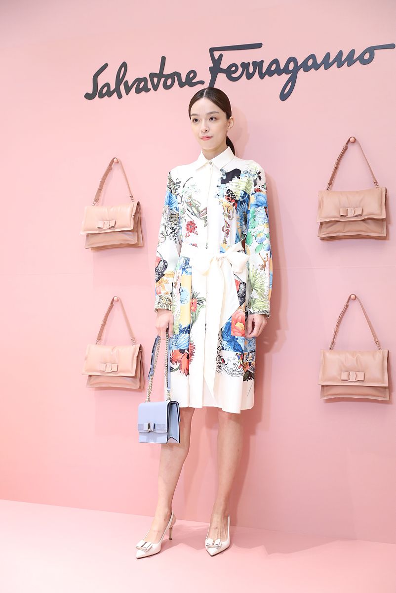 编写两篇女装穿搭的新品推广文案一篇内容是日常不挑人一篇内容是给穿搭加一点多巴胺色彩每一篇不少于四百字带标题