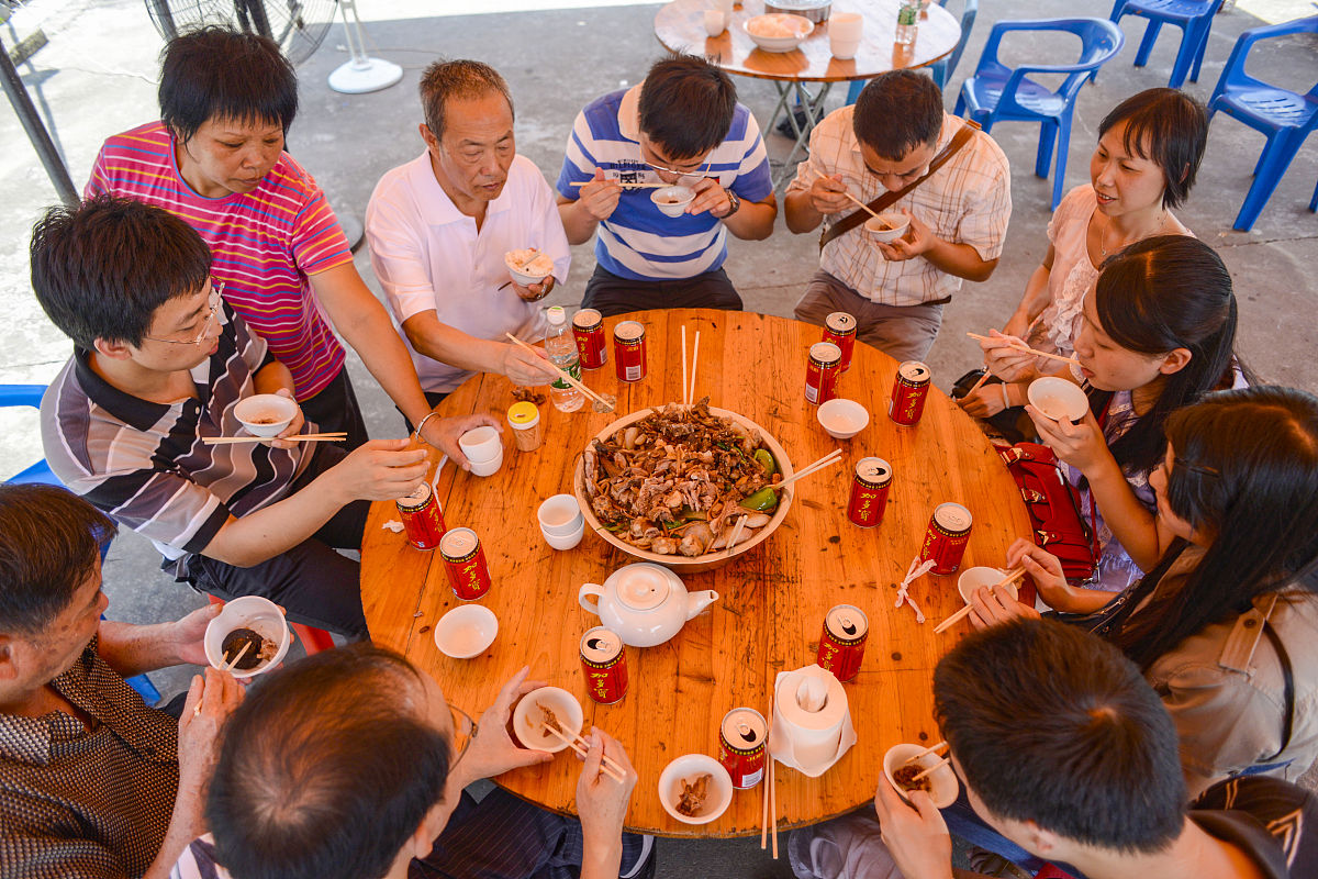 佛山除夕夜，一桌团圆饭，满载家的味道
