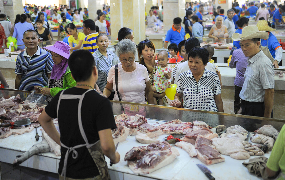 2016年08月15日,海南省海口市白龙综合市场,整洁卫生环境引来很多市民