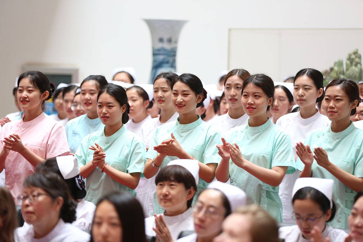 成都2021年女生读护理学校学什么好