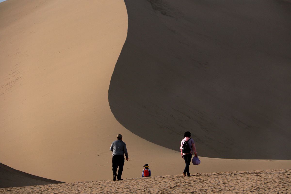 请制定一份旅行计划。旅行出发地是大连。旅行目的地包括敦煌酒泉张掖武汉。最后一段行程是从武汉返回出发地大连。