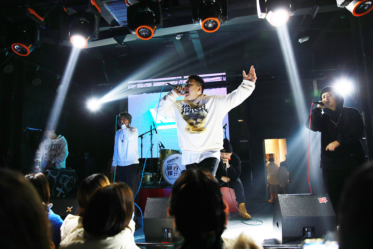2022年1月14日,湖北宜昌,在西坝不夜城南方车站livehouse,《把声音放
