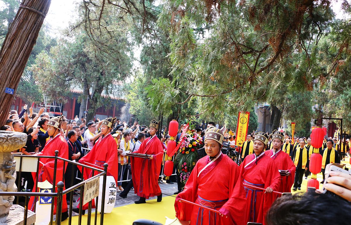 曲阜孔庙游学圆满成功，业主们感悟传统文化魅力