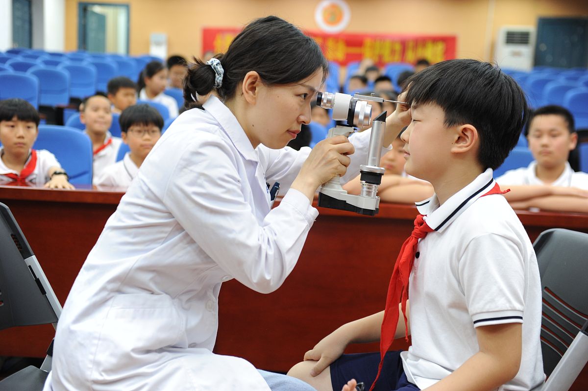 拉肚子记叙文关于二年级小明在学校拉肚子一整天。早上上课请假拉肚子3次出厕所就又想拉肚子下午体育课跑步时忍不住拉出来。拉出都是水状物和食物残渣。小明认为只是吃坏肚子第二天坚持上学结果严重拉肚子10几次被送进医院才知道感染轮状病毒。