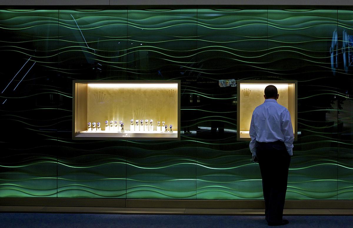 关于黄金珠宝行业的线上推广以及招商加盟短视频文案 要求：针对连锁企业老板们的线上推广推不出去 线下招商加盟没门路 找我们可以进行一系列的营销策略 要求 相差不过20个字 文案精简一些