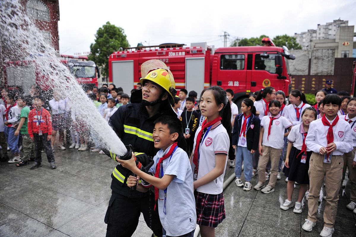 写一段三十字以内的东山外国语学校的校庆寄语