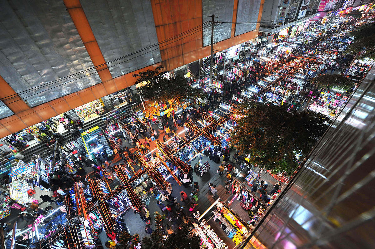 2015年11月28日,广西南宁市,地处朝阳市中心的平等街夜市人潮涌动,人