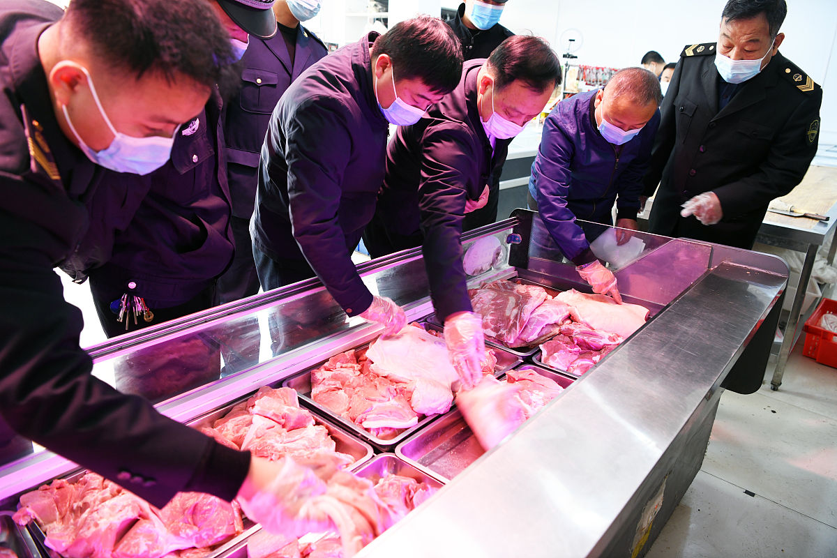 高校食堂现鼠头？店家辩称'牛肉'，食品安全再敲警钟