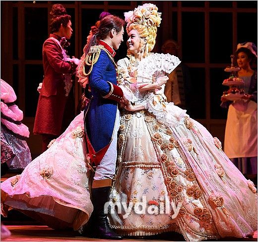 明子与法国军官的华尔兹：一场跨越国界的邂逅