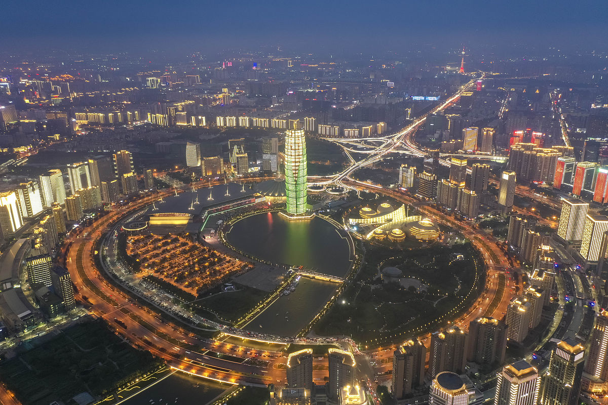 2021年6月26日,河南郑州郑东新区cbd,大玉米灯光秀.