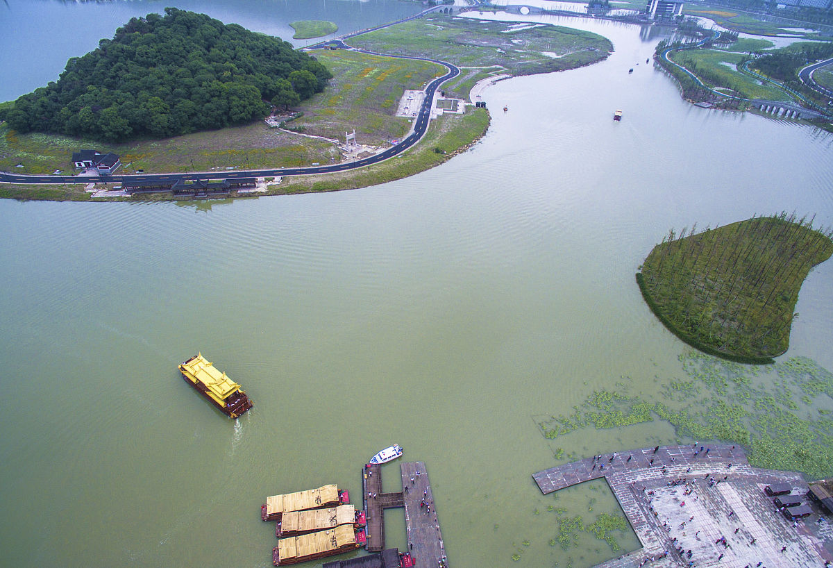 汤湖位于武汉经开区水域面积 105万平方米流域面积65km2。最高水深 307m平均水深 180m。周边管网为雨污分流制系统但存在大量混错接污水进雨水管。第一步：控源头截污：针对有污水排出的排口我们来看看沿湖建设了7座末端排口智能分流井+3座调蓄池组进行截污并结合源头工厂及小区清污分流改造包含：工业区智能柔性分流井小区智能柔性分流井化粪池改造增强型雨水花园雨水处理等。形成了智能分流井+智能分流井+