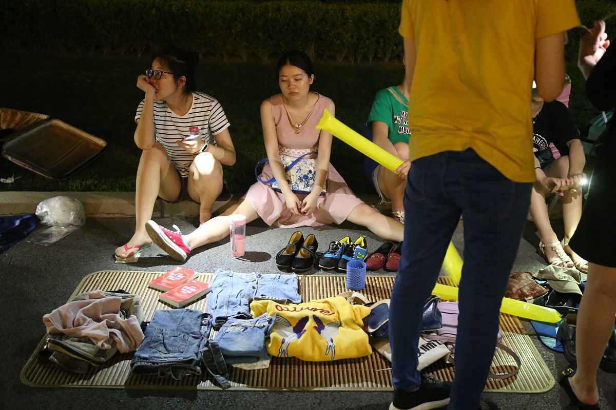2018年6月27日,郑州大学校园内,大四毕业生在离校前办起了"跳蚤市场",