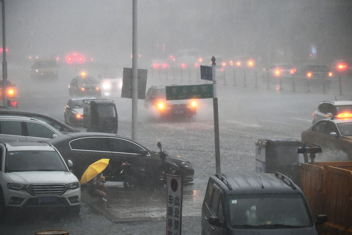 2020年7月22日,哈尔滨下午迎来阵雨,刚开始下的时候还有冰雹,阵雨下的