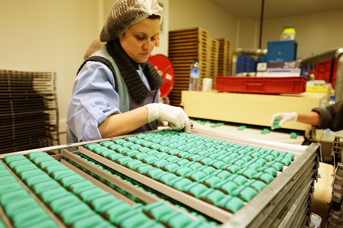 去对方工厂检验需要得到对方同意。使用望批准合适吗？