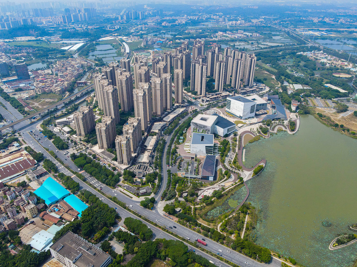 根据街道的部署开展一面三点创新试点工作一面即打造三山新城一体化督导运营示范区三点为深化老旧小区创新发展服务、提供街区党群幸福驿站服务、开展公有资产运营管理。我办与南海万联城市资源经营管理有限公司及相关部门进行多番调研论证于9月拟定《桂城街道城市综合治理创新改革战略合作框架协议》桂城街道办事处将适时在叠窖墟活动签订框架协议。工作动态一三山新城一体化督导运营示范区按照一体化原则将三山新城多个业务场景进