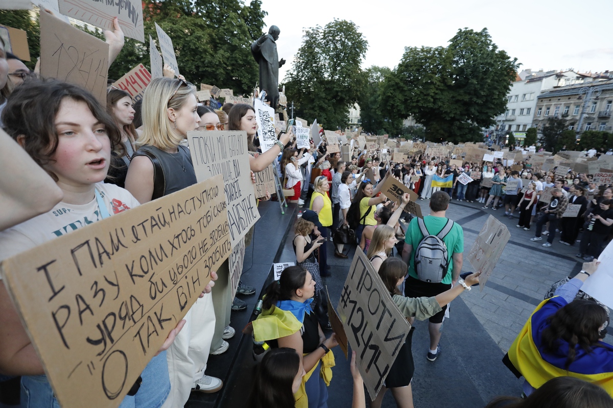 English Translation for '围观群众': Onlookers and Bystanders