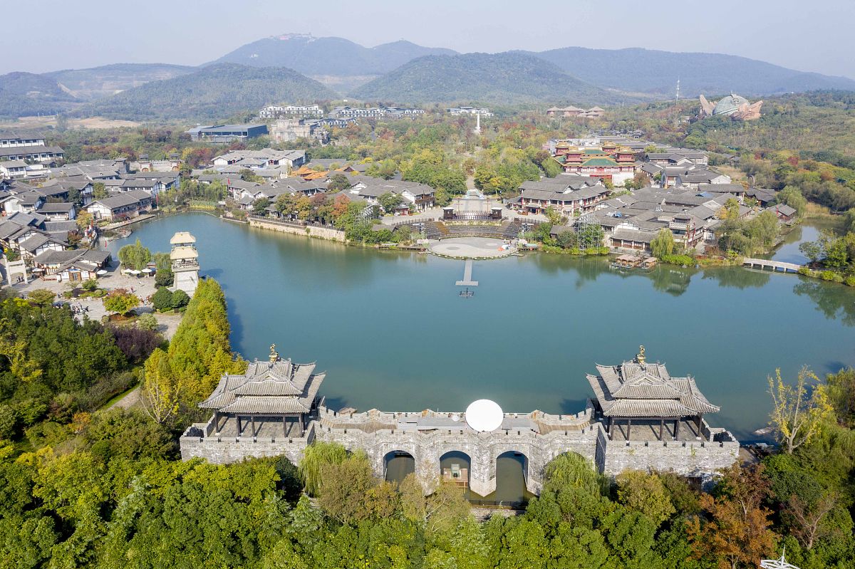 2021年11月1日,江苏常州,金坛茅山风景旅游度假区内的东方盐湖城.