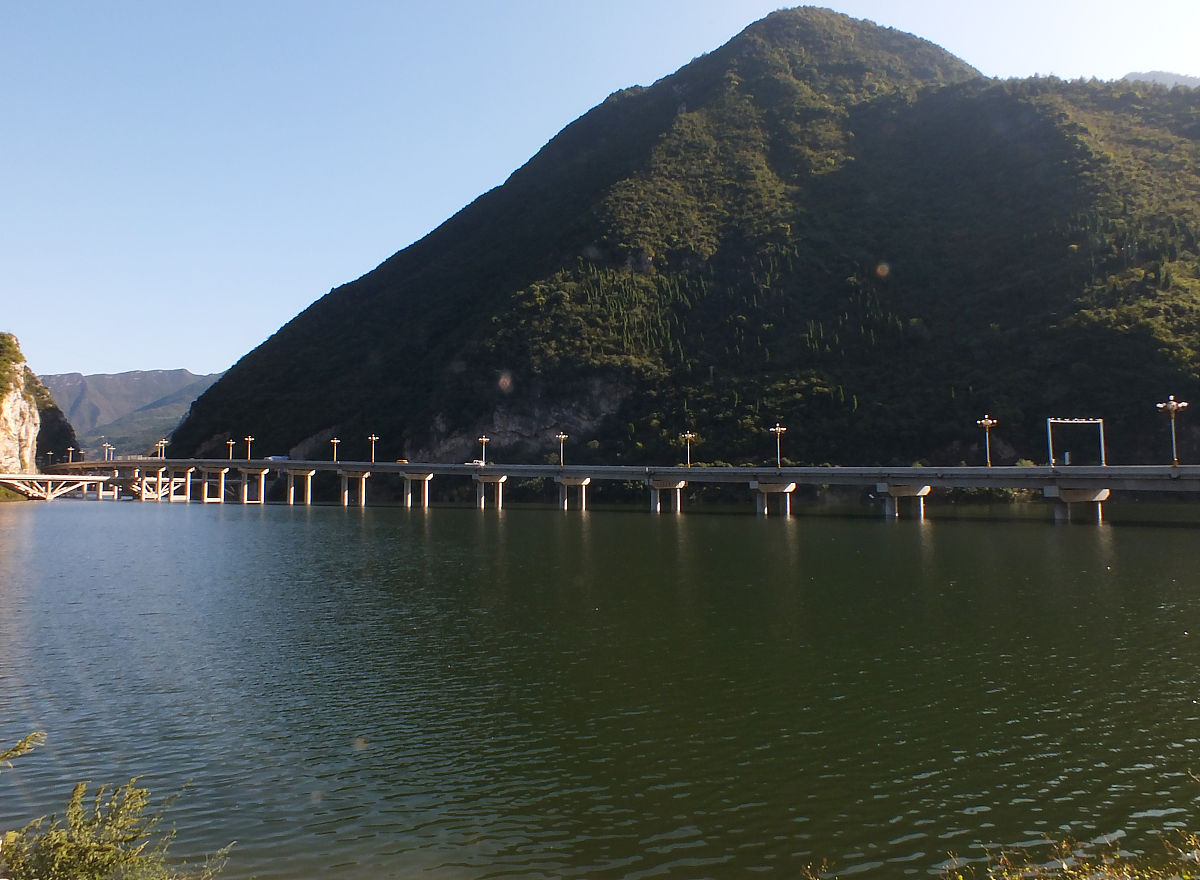 2015年10月27日,湖北宜昌市兴山县,修建在河道中的古(夫)昭(君桥)公路