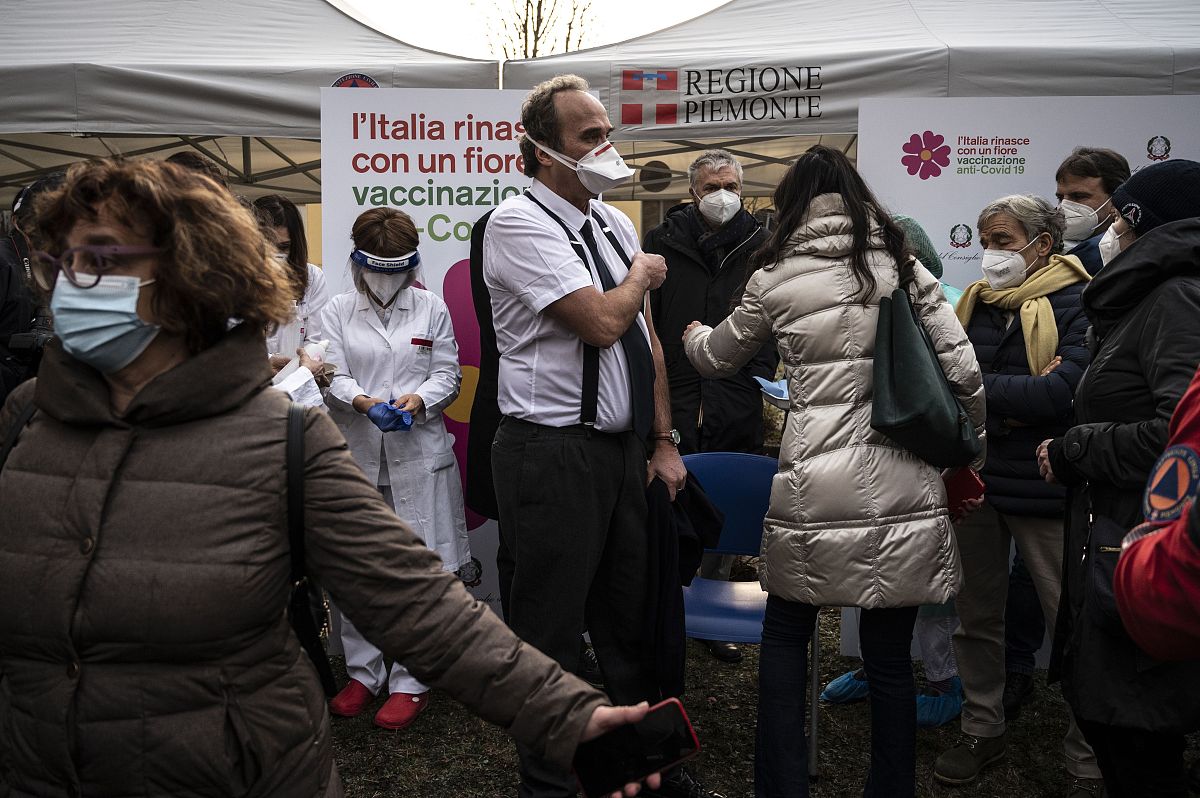 翻译‘Overdue’ Masks return as Tassie records spike in Covid casesAs the state records another five deaths from Covid masks will now have to be worn by all visitors to the Royal Hobart Hospital全文