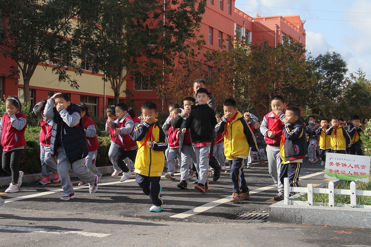 2021年11月8日,山东省威海市文登经济开发区小学举行消防安全疏散演练