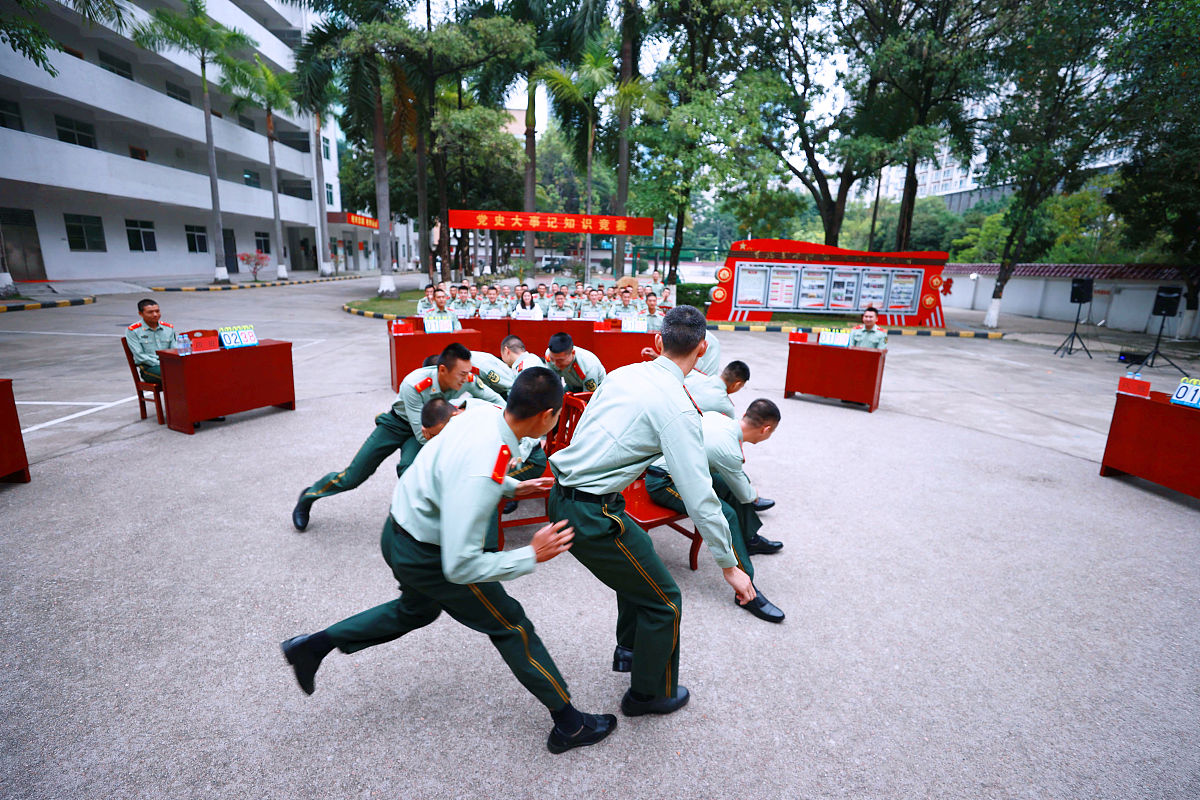 2021年4月12日,广东深圳,官兵们正在进行党史知识竞赛抢答题激烈角逐
