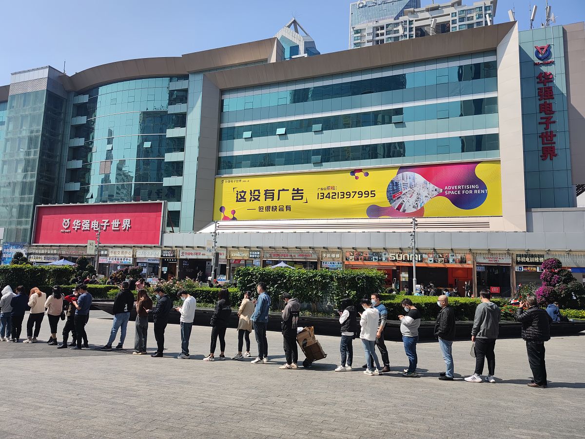 2022年2月26日,深圳,市民在华强北街道核酸采样点排队等待检测.