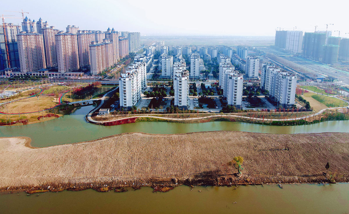 2021年12月14日,俯瞰江苏省如皋市龙游河三期生态修复工程雏形初现.