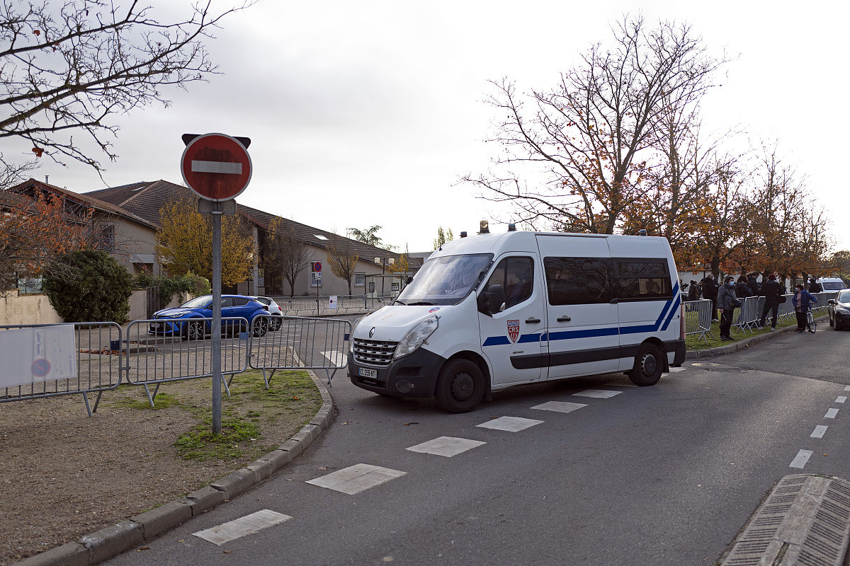 新都一职高管理严格不