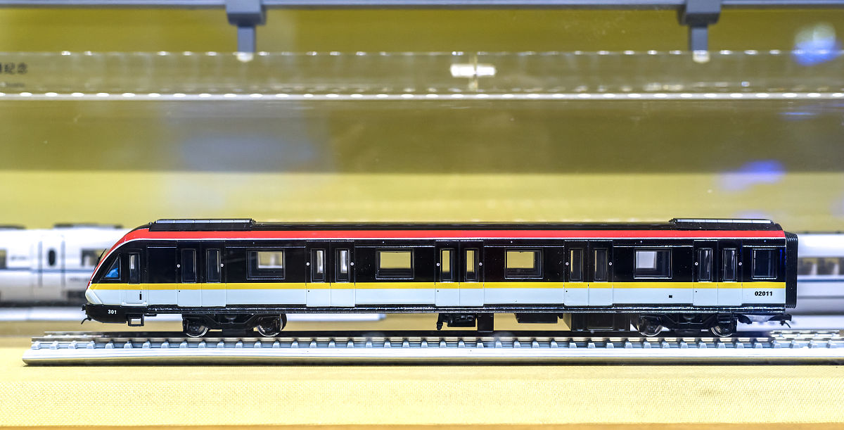 請為火車模型TOMIX HO 2015創作一個宣傳文案