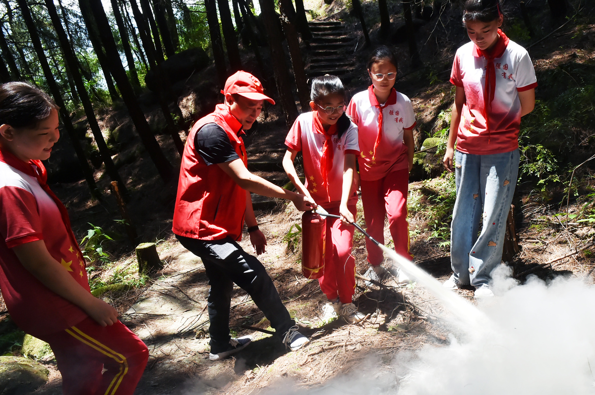 帮我改写并扩充以下句子不改变原意。二、多组织班级参加集体活动社会公益活动。以为提高学生的集体荣誉感增强学生的社会实践能力社会经验。建立一个学生与老师、同学的交流平台使学生能明辨是非主动进取能依靠自己的智慧面对问题与挑战适应周边环境学会自我管理、自我教育、自我发展。
