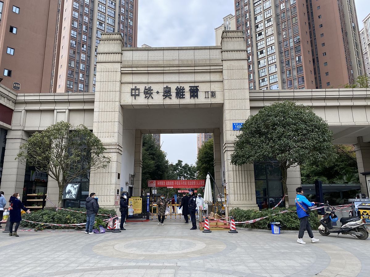 怎么给客户推荐这个商铺的以下几个优点的具体优势？景茂名都东郡商铺铺号：小区门口第一间面积：17898单价：12888推荐理由：1一楼超低单价2小区门口第一间一拖二3超大展示面4公摊小外摆空间大5全业态可做餐饮