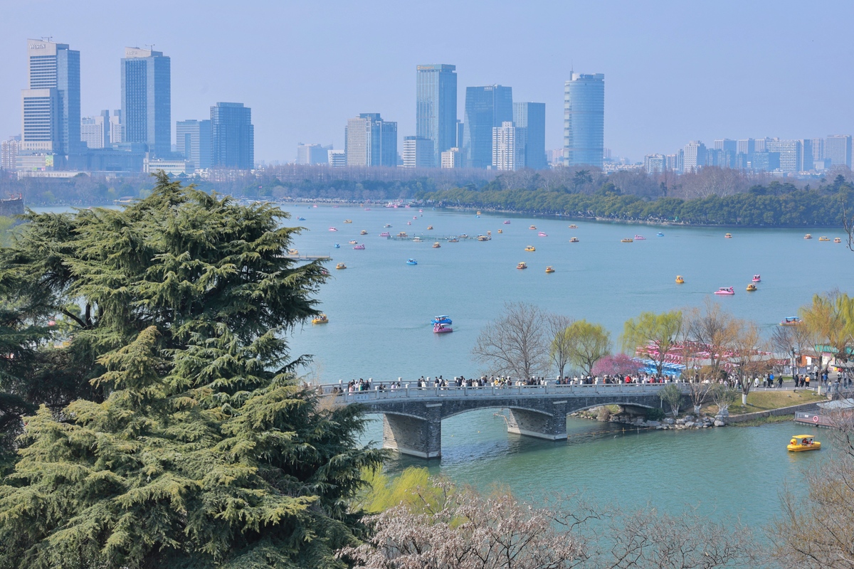 2026年3月7日,江苏南京,玄武湖景区春和景明,吸引各地