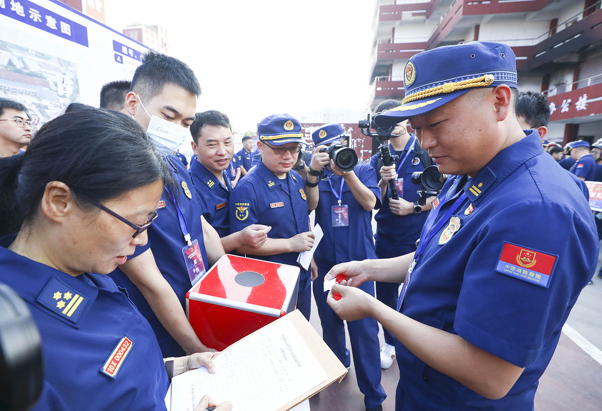 欢迎使用抽签工具！请输入成员姓名输入0以结束：ABCD0成员列表：A B C D请输入命令输入help查看帮助：pick恭喜 A 被抽中！请输入命令输入help查看帮助：pick恭喜 B 被抽中！请输入命令输入help查看帮助：pick恭喜 D 被抽中！请输入命令输入help查看帮助：remove已剔除已抽中成员！请输入命令输入help查看帮助：show成员列表：C已抽中成员列表：A B D请输入